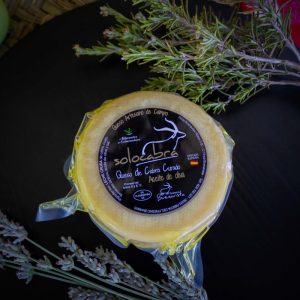 Queso de cabra curado con aceite de oliva virgen extra.