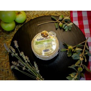 Queso de cabra curado afinado en manteca ibérica.